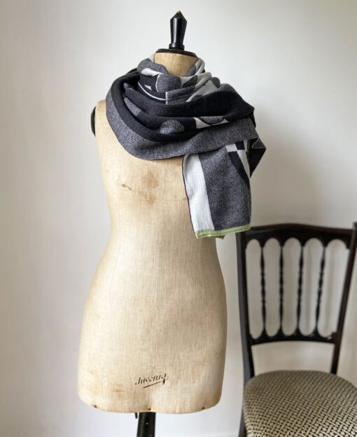 wolvis / scarf GUNTA charcoal (charcoal gray / maxi) - Image 4