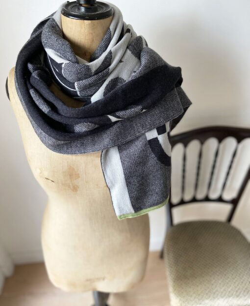 wolvis / scarf GUNTA charcoal (charcoal gray / maxi)