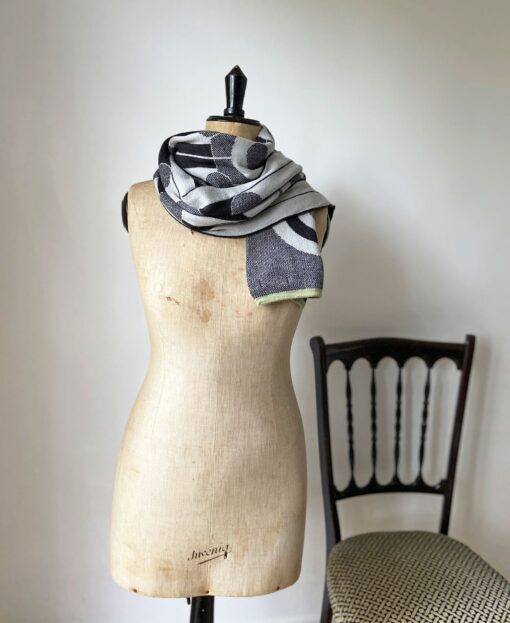 wolvis / scarf GUNTA charcoal (charcoal gray / midi) - Image 5